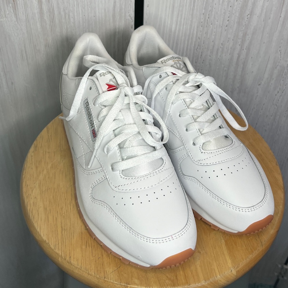 Classic White Reebok tennis shoes Men’s size 7